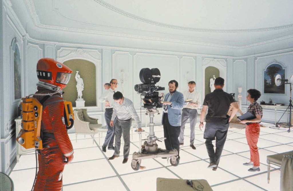 2001.-UNA-ODISEA-DEL-ESPACIO-Stanley-Kubrick-en-el-rodaje-de-la-escena-final-de-2001.-Una-Odisea-del-Espacio